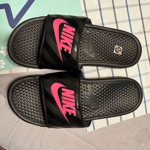 BNWOT Women’s Size 10 Nike Slides Sandals Black and Pink